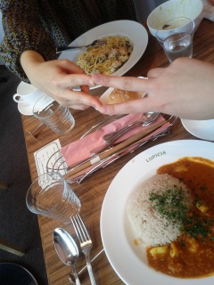 ���s�V�A�J�t�F�ɂ�